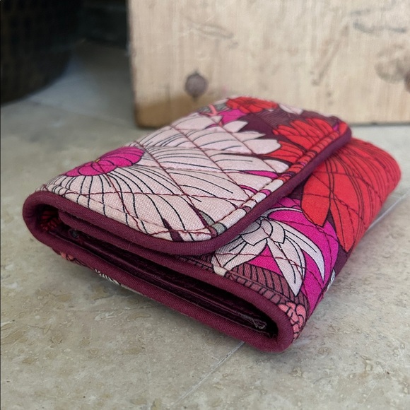 VERA BRADLEY RFID Riley Compact Wallet in the “Bohemian Blooms" pattern - Picture 2 of 7